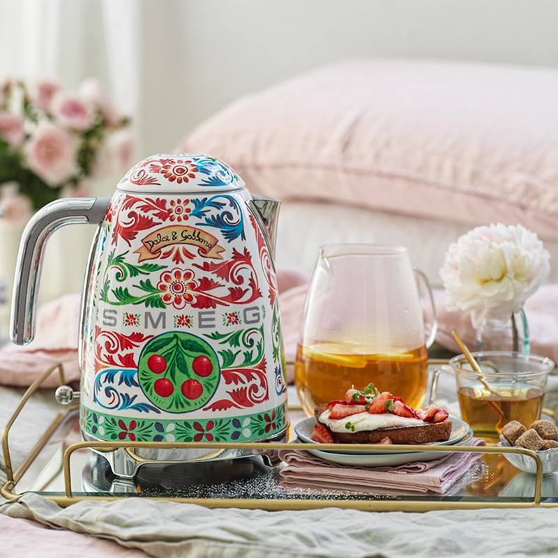 電気ケトル Dolce and Gabbana x Smeg スメッグ×ドルガバ ドルチェ&ガッバーナケトル｜ トーヨーキッチンスタイル公式