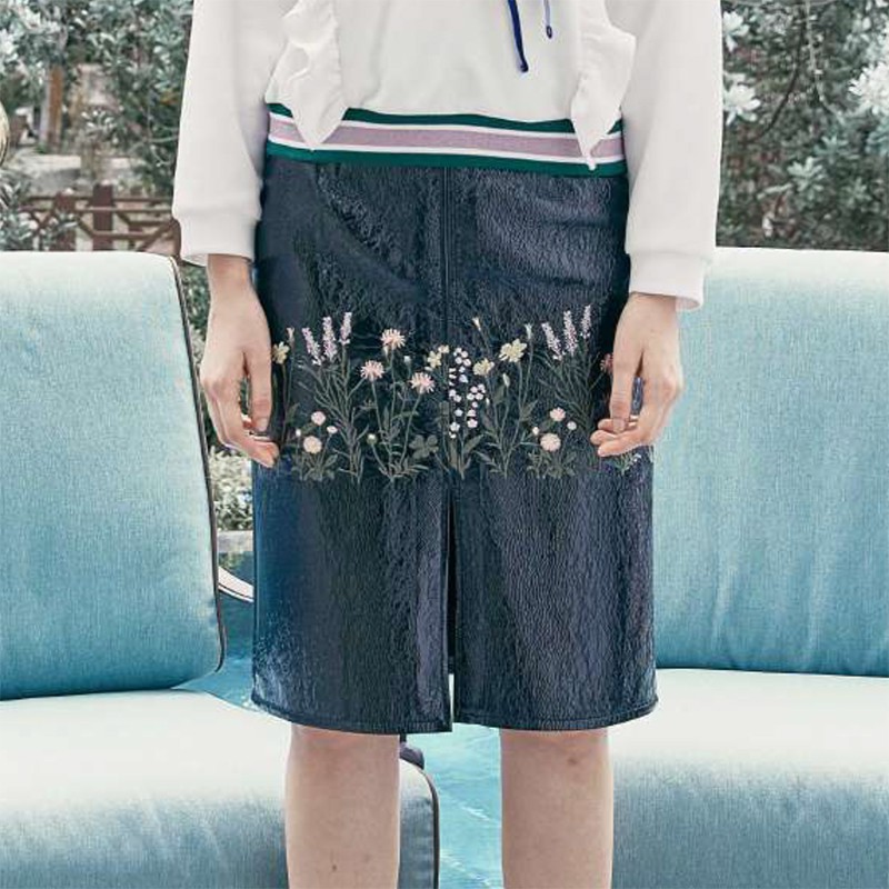 フローラルエンブロイダードクリンクルフォウレザーペンシルスカート スカート