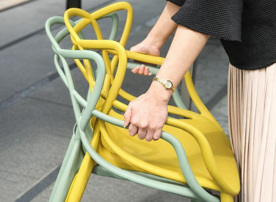 Kartell　カルテル　マスターズチェア　スタッキングを持ち上げるシーン