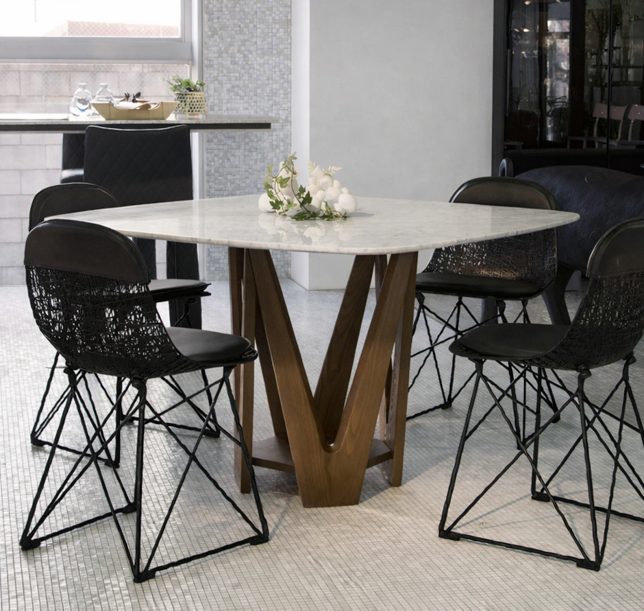 moooi　モーイ　カーボンチェア　セラミックテーブルとセットしたシーン